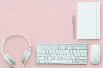 © https://pixabay.com/de/photos/arbeitsplatz-b%C3%BCro-schreibtisch-2303851/ Computer